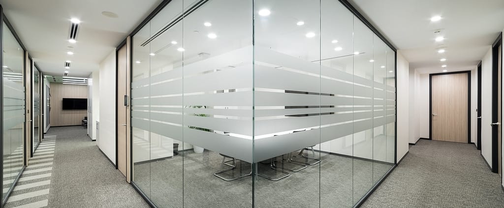 Tek camlı cam cama bölme duvar sistemi - Single glazed glass to glass wall system