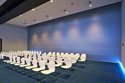 Hareketli bölme sistemleri, sürgülü duvar, bölücü paneller; perdeli bölme;